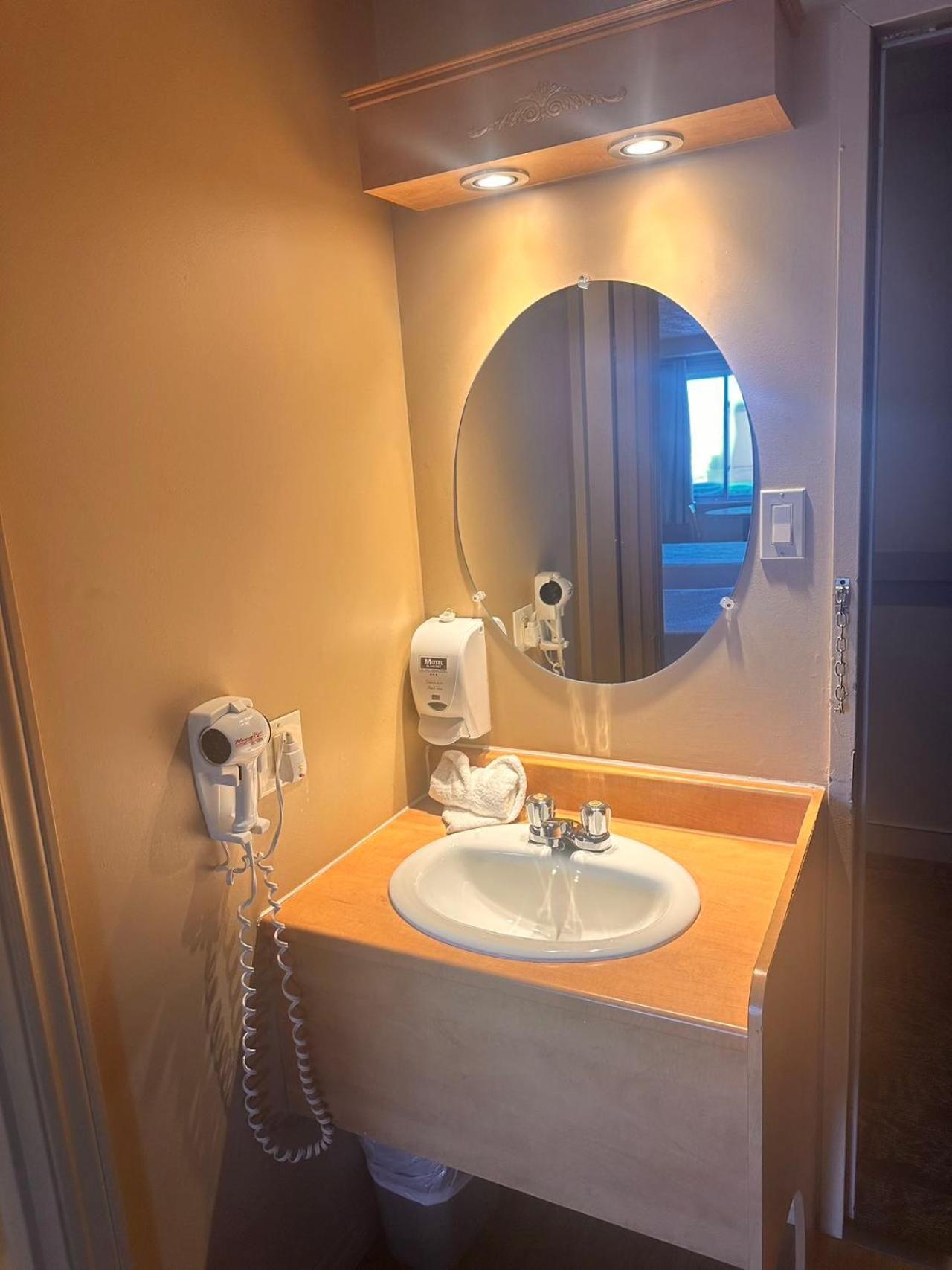 Travelodge By Wyndham ドラモンビル エクステリア 写真